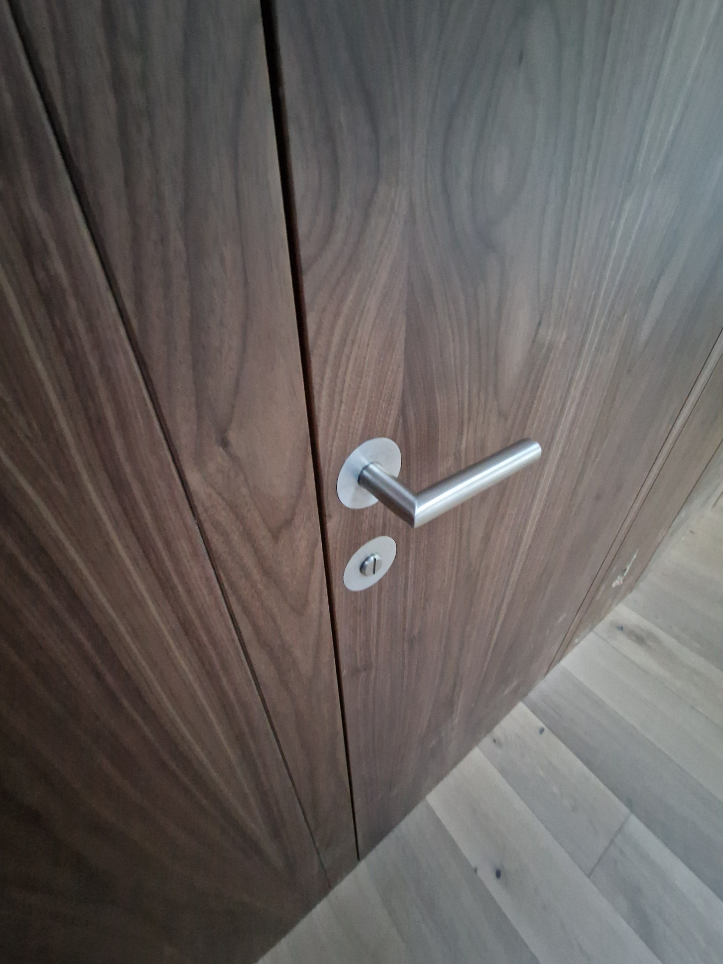 Detail dýhovaných dveří s bezobložkovou zárubní